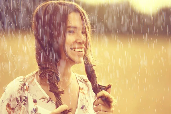 Дощ Влітку Дівчина Дорослий Вбранні Поле Щастя Літній Настрій Свобода — стокове фото