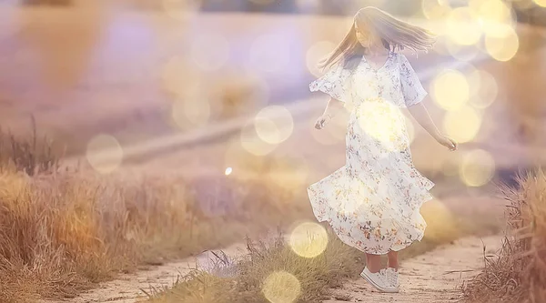 Menina Vestido Verão Dança Girando Vestido Estilo França Humor Felicidade — Fotografia de Stock