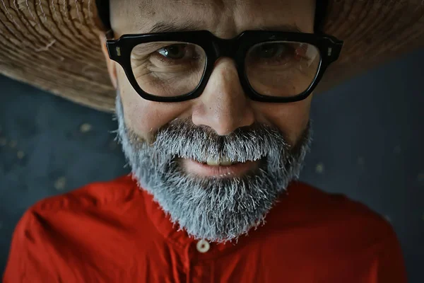 Hipster Kille Glasögon Med Grått Skägg Hatt Med Brätte Känslomässigt — Stockfoto