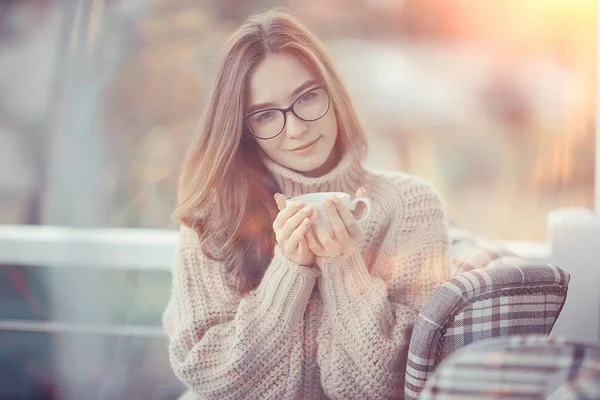 女の子春のカフェのポートレート 幸せな若いモデルは コーヒーのカップでポーズ 春の表情 — ストック写真