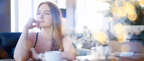 Dziewczyna Wiosna Cafe Portret Szczęśliwy Młody Model Pozowanie Filiżanką Kawy — Zdjęcie stockowe