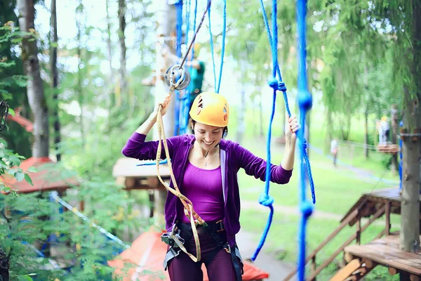 Ekstremalne Wakacje Dziewczyna Żółtym Hełmie Park Linowy Aktywny Wypoczynek Lesie — Zdjęcie stockowe