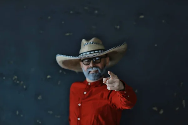手と指でスタジオのジェスチャーにつばをついたわらの帽子の男ポイント 西アメリカメキシコ Sambrero Style — ストック写真