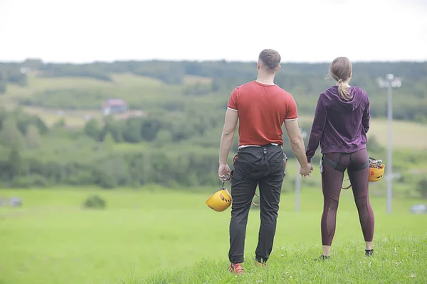 Amor Pareja Cascos Actividades Aire Libre Naturaleza Cuerda Escalada Parque — Foto de Stock