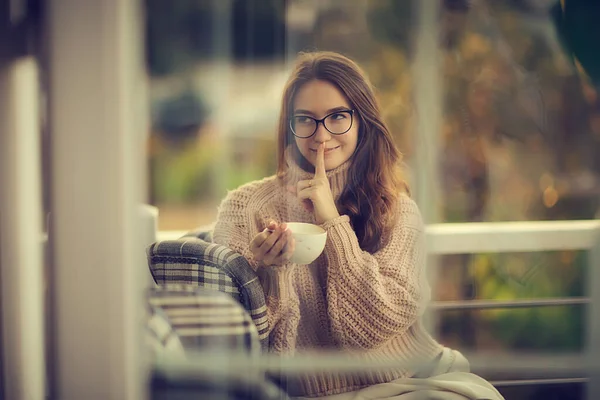 唇のジェスチャーにカフェの女の子の指コンセプト女性の秘密の幸福口に手をシージェスチャー — ストック写真