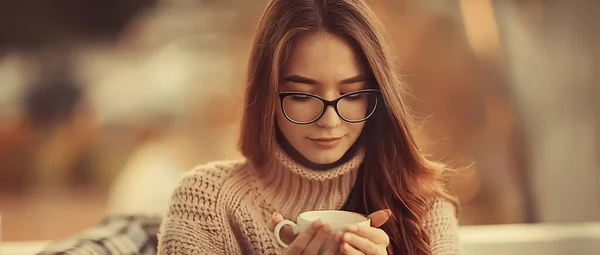 Menina Feliz Outono Café Suéter Conceito Visão Modelo Com Óculos — Fotografia de Stock