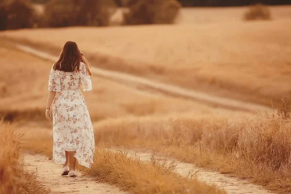 Donna Cammina Attraverso Campo Grano Estate Una Vista Dal Retro — Foto Stock