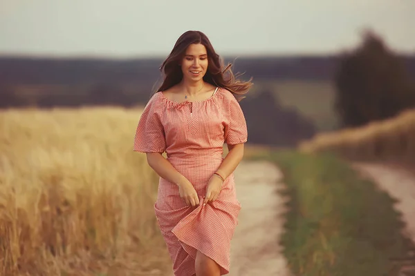 Junge Brünette Sommer Mit Langen Haaren Auf Einem Feld Glückliche — Stockfoto