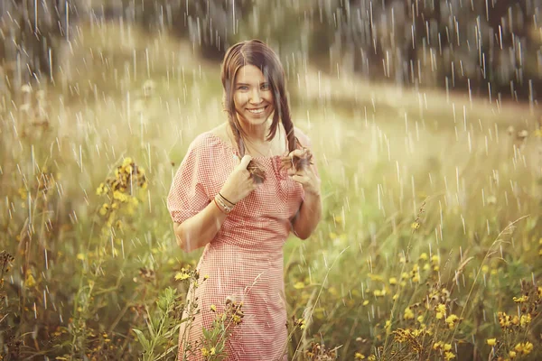 Regen Sommer Erwachsenes Mädchen Einem Kleiderfeld Glück Sommer Stimmung Freiheit — Stockfoto