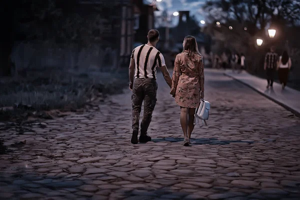 Pareja Enamorada Ciudad Tarde Hombre Una Mujer Paisaje Nocturno — Foto de Stock