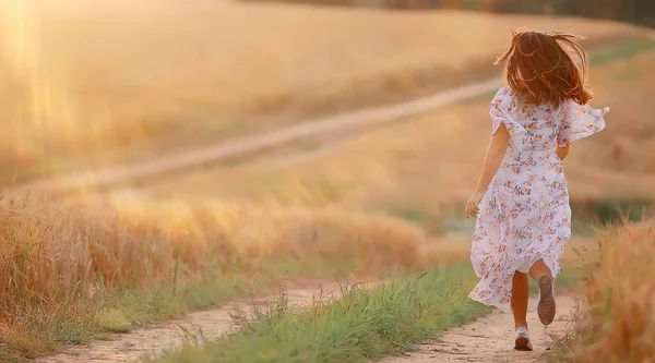 夏のフィールドで幸せな女の子の自由 太陽のぎらぎら抽象的な背景フランスの挑発秋 — ストック写真