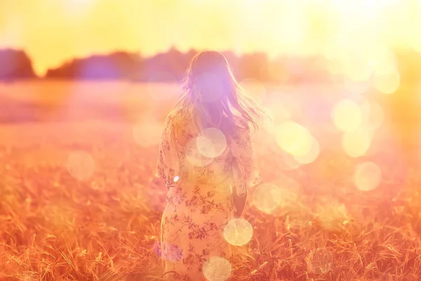 Campo Grano Tramonto Ragazza Paesaggio Estivo Attività All Aperto Concetto — Foto Stock