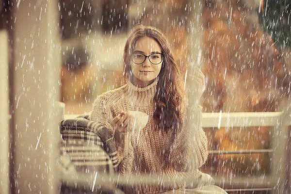 Herbstkaffee Einem Regnerischen Tag Mädchen Hinter Einem Glas Mit Einer — Stockfoto