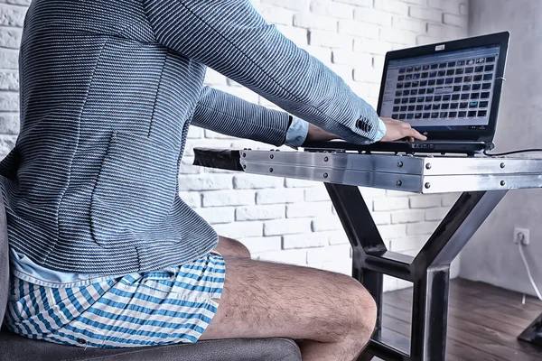 Muž Bez Kalhot Práci Počítači Notebook Humor Coronavirus Vzdálená Práce — Stock fotografie