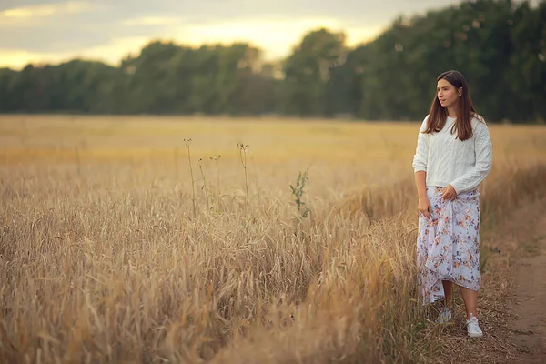 フィールド小麦サンセットガール夏の風景アウトドアアクティビティコンセプト抽象的な自由の女 — ストック写真