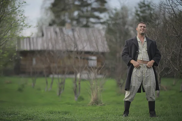 Vintage Man Młody Wieś Czarno Biały Wschodnioeuropejski Styl Płaszcz Retro — Zdjęcie stockowe