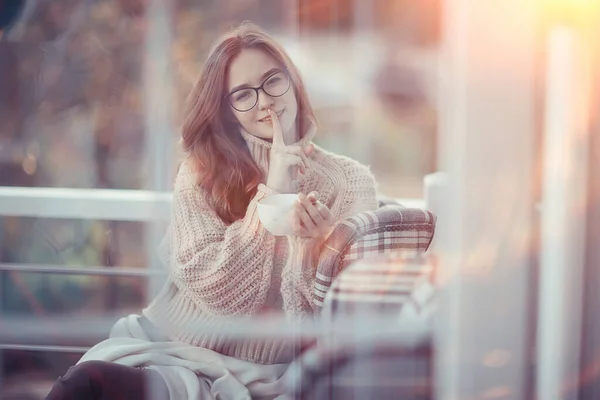 Mädchen Frühling Café Porträt Glücklich Junges Modell Posiert Mit Einer — Stockfoto