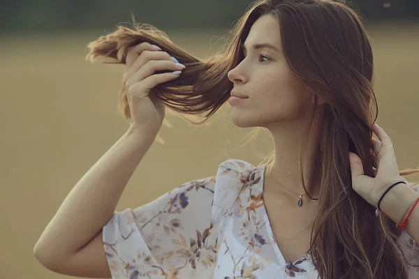 Mladá Brunetka Létě Dlouhými Vlasy Poli Šťastný Člověk Zdraví Krása — Stock fotografie