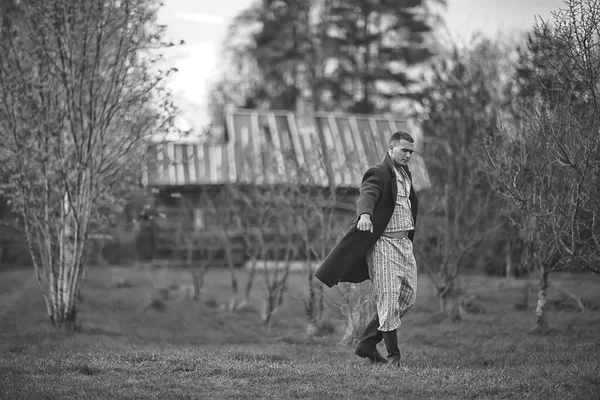 Vintage Man Młody Wieś Czarno Biały Wschodnioeuropejski Styl Płaszcz Retro — Zdjęcie stockowe