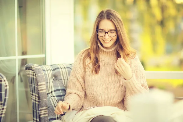 Ung Flicka Café Ungdom Livsstil Koncept Flicka Med Glasögon Ser — Stockfoto