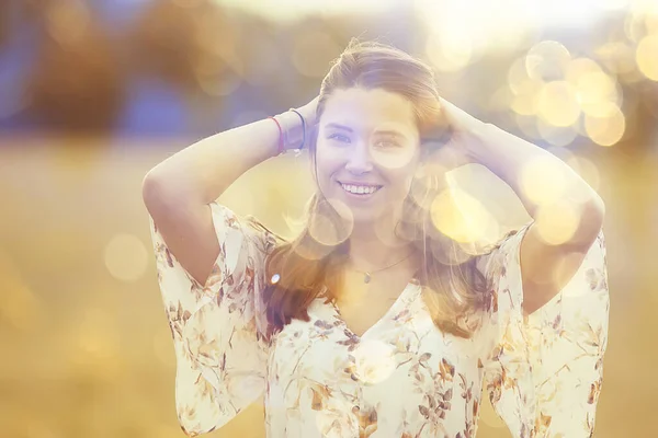 Feliz Chica Sonriente Verano Fondo Deslumbramiento Sol Rayos Estacional Cálido — Foto de Stock