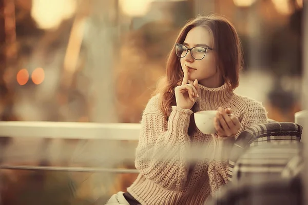 Café Chica Dedo Los Labios Gesto Concepto Femenino Secreto Felicidad —  Fotos de Stock