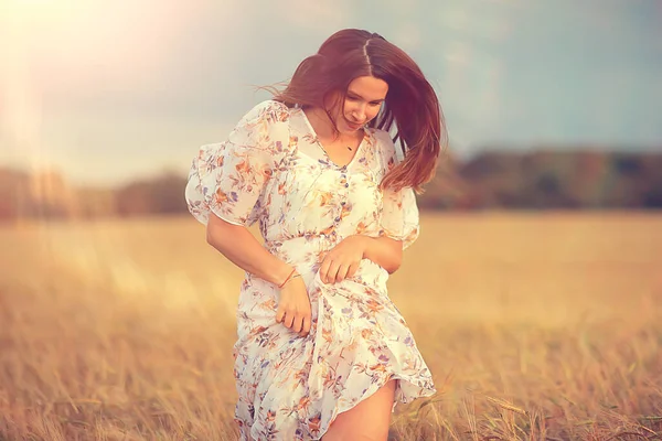 Joven Morena Verano Con Pelo Largo Campo Persona Feliz Salud — Foto de Stock