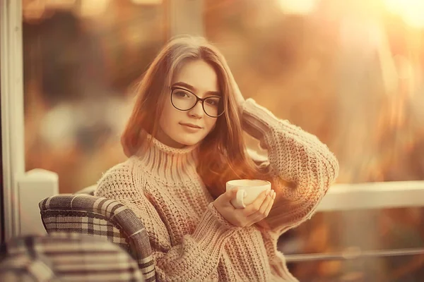 Boldog Lány Ősz Kávézó Pulcsi Koncepció Látás Modell Szemüveg Pózol — Stock Fotó