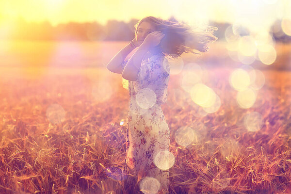 полевой пшеницы закат девушка, летний пейзаж, открытый вид деятельности концепция абстрактной свободы женщина
