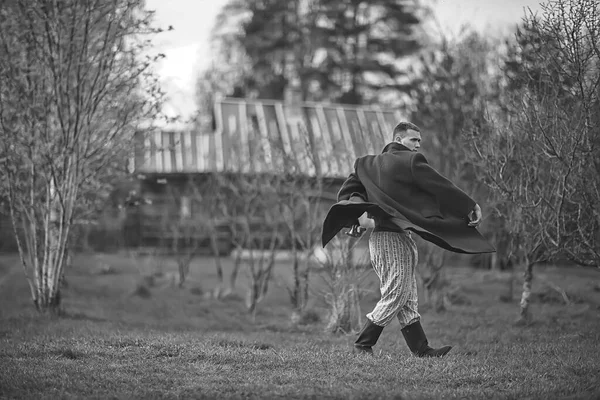 Klasik Erkek Köyü Siyah Beyaz Doğu Avrupa Tarzı Retro Ceket — Stok fotoğraf