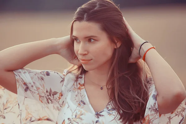 Joven Morena Verano Con Pelo Largo Campo Persona Feliz Salud — Foto de Stock