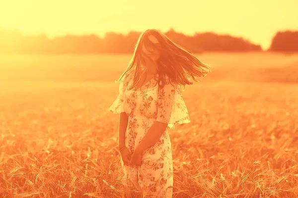 若いブルネット夏に長い髪を持つフィールドで 幸せな人の健康の美しさは日没にポーズ — ストック写真
