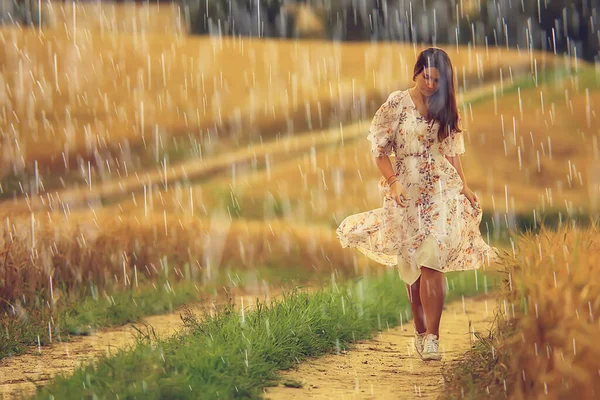 Pluie Été Adulte Fille Dans Champ Robe Bonheur Été Humeur — Photo