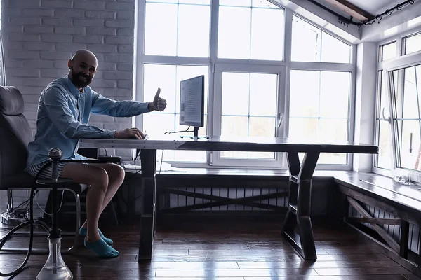 Hombre Sin Pantalones Trabajo Ordenador Portátil Coronavirus Humor Trabajo Remoto — Foto de Stock