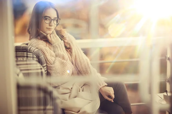 Glücklich Mädchen Herbst Café Pullover Konzept Vision Modell Mit Brille — Stockfoto