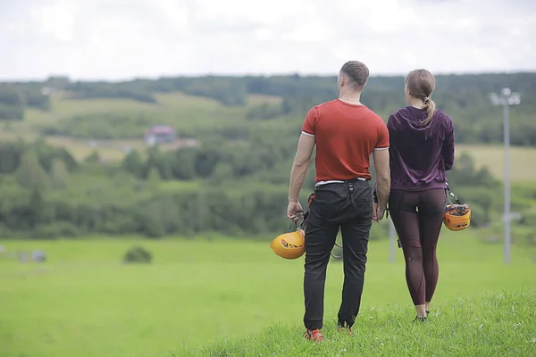 Amor Pareja Cascos Actividades Aire Libre Naturaleza Cuerda Escalada Parque —  Fotos de Stock