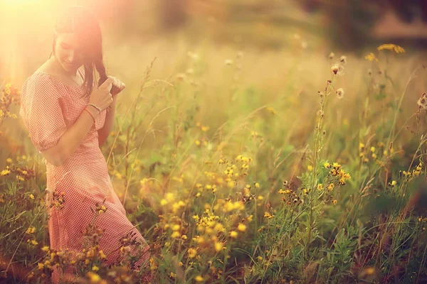 女の子夏のドレスの花のフィールド抽象的な夏の表情野の花暖かい肖像画 — ストック写真