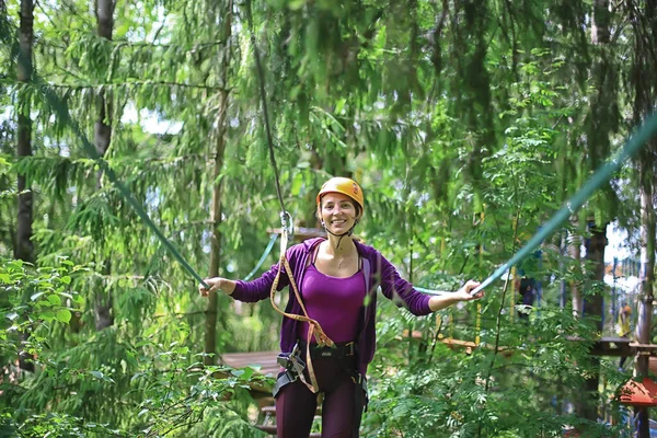 Extremurlaub Mädchen Gelben Helm Seilpark Aktivurlaub Wald — Stockfoto