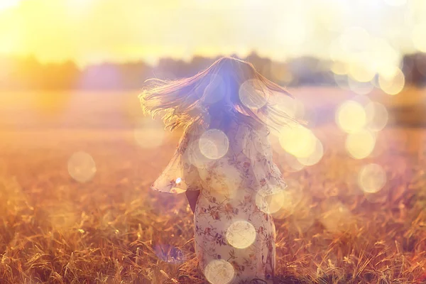 Campo Grano Tramonto Ragazza Paesaggio Estivo Attività All Aperto Concetto — Foto Stock