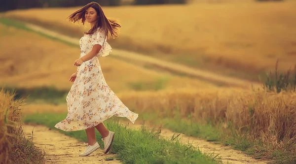 Menina Vestido Verão Dança Girando Vestido Estilo França Humor Felicidade — Fotografia de Stock