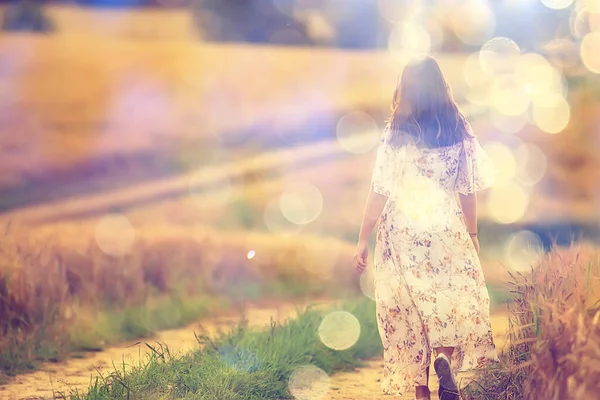 Felice Ragazza Libertà Nel Campo Estivo Bagliore Del Sole Astratto — Foto Stock