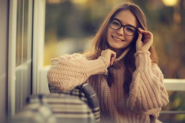 Okulary Koncepcyjne Model Dziewczyny Jesienią Elegancki Student Stylu Młodzieżowym — Zdjęcie stockowe