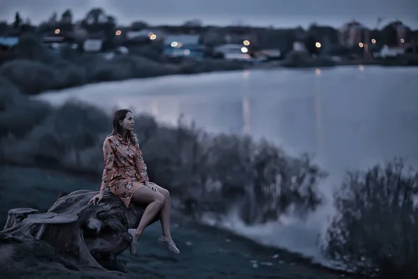 ガールリバーバンク座ってコンセプト孤独な女が夜に川の眺めを瞑想する — ストック写真