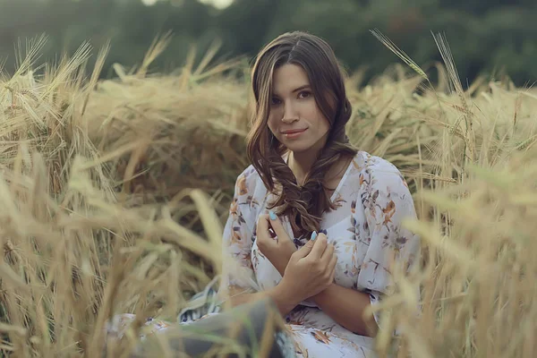 Junge Brünette Sommer Mit Langen Haaren Auf Einem Feld Glückliche — Stockfoto