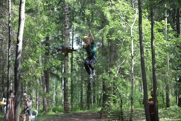 Vacances Extrêmes Fille Dans Parc Corde Casque Jaune Vacances Actives — Photo