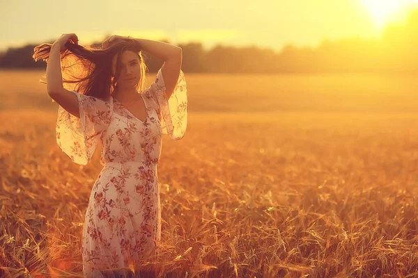 Jovem Morena Verão Com Cabelos Longos Campo Feliz Pessoa Beleza — Fotografia de Stock