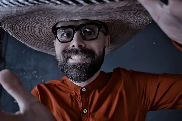 Hipster Kille Glasögon Med Grått Skägg Hatt Med Brätte Känslomässigt — Stockfoto