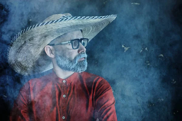 Granjero Hipster Sombrero Paja Con Ala Humo Fumar Tabaco Estilo —  Fotos de Stock