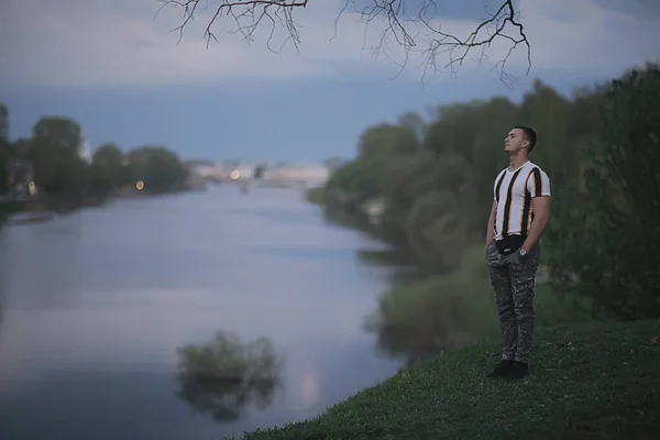 Koncepció Magányos Ember Meditál Pihentető Folyó Kilátás Este — Stock Fotó