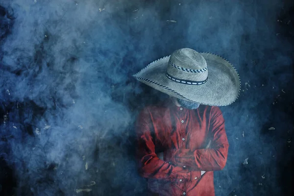 煙の中につばのあるわらの帽子の農家のヒップスタータバコレトロなスタイルの野生の西サンブレロ — ストック写真
